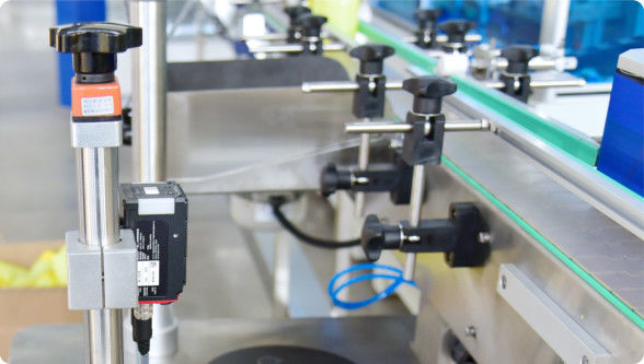 دستگاه توزیع مایع چند فنجان پرکننده سفارشی شده برای ادغام بی نقص در سیستم های تولید خودکار طراحی شده است