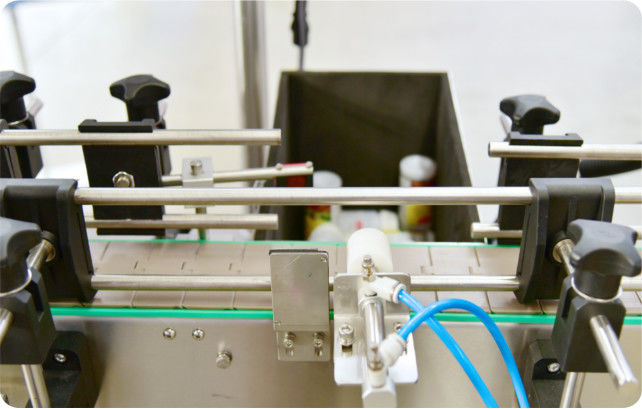 حجم پر کردن متغیر ماشین پر کردن مایع شیمیایی گزینه های سفارشی ارائه دقت پر کردن بالا برای بسته بندی مایع